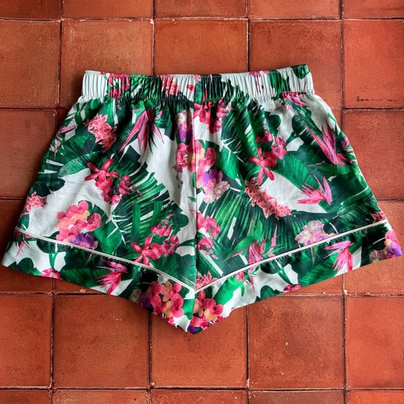 Sz XS Victoria’s Secret Satin Pajama Boxer Sleep Shorts Tropical Multicolor GUC - Picture 2 of 3